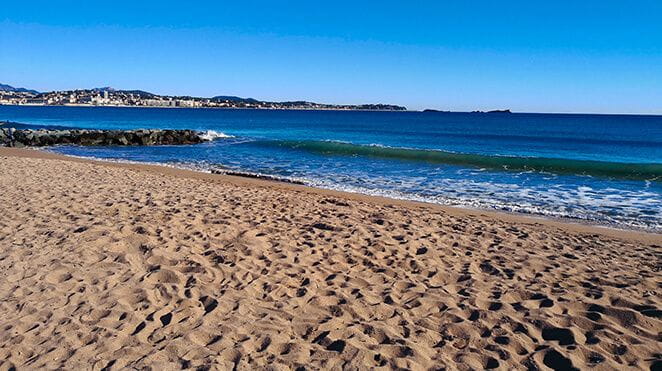 Colombier-region-visites-citadines-bloc1-petite-plage-frejus