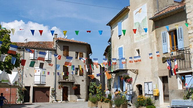 Colombier-region-visites-citadines-bloc3-petite-village-provencal